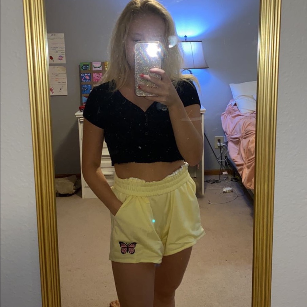 Black cropped tee with buttons